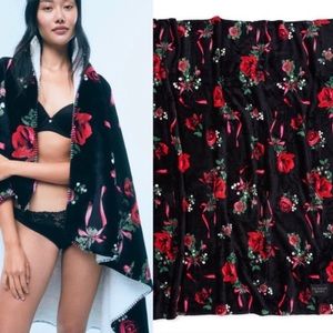 VICTORIA'S SECRET Plush Fleece Blanket Celestial Gift SOFT Red Black Roses Gift